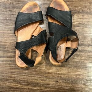 Miz Mooz Black Leather Sandals size 39